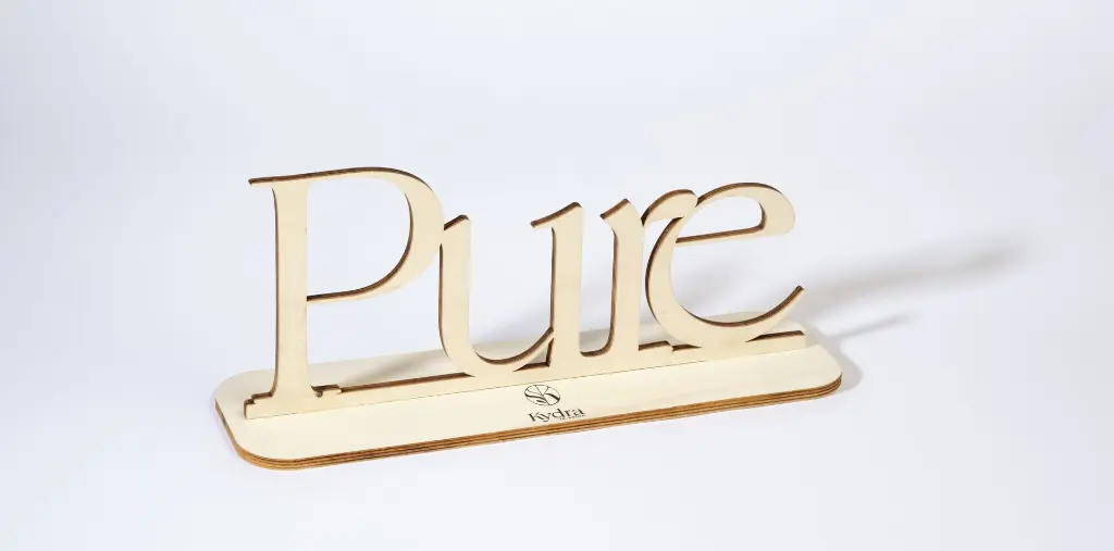 KYDRA-LE-SALON-MOT-PURE.webp